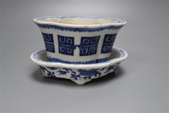 A Chinese blue and white flower pot and stand, Guangxu period (1875-1908), overall height 8cm